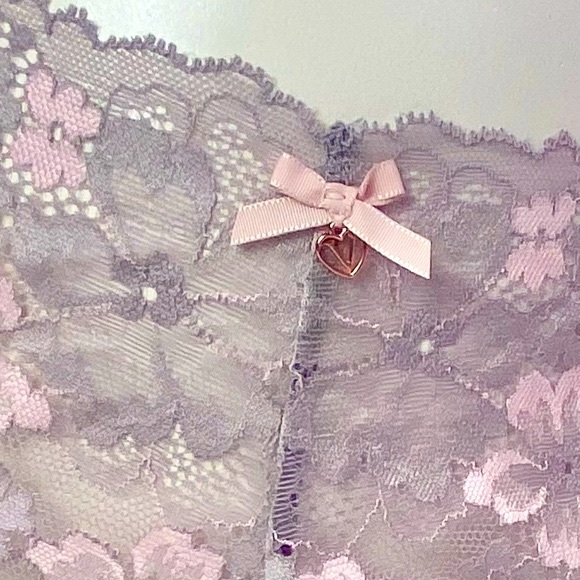 ❤️ VS Sheer Floral Lace Shorties - Picture 2 of 6